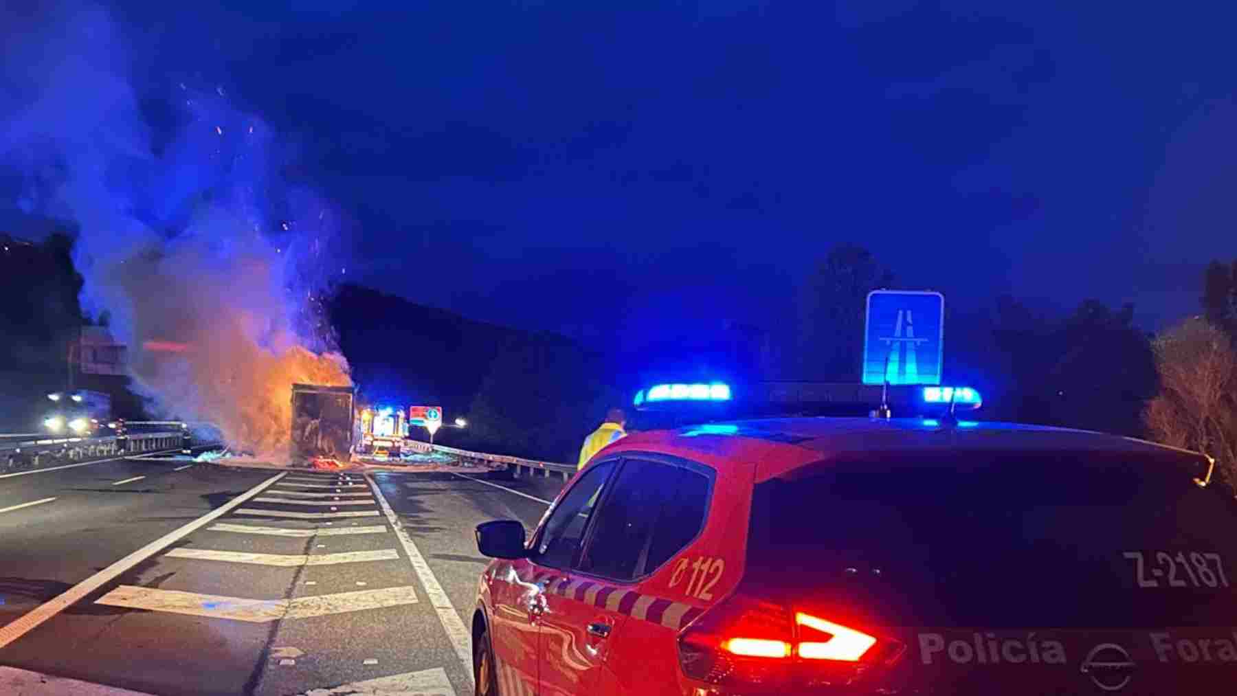 Un camión incendiado en la ronda de Pamplona provoca el caos y el colapso del tráfico en la ciudad