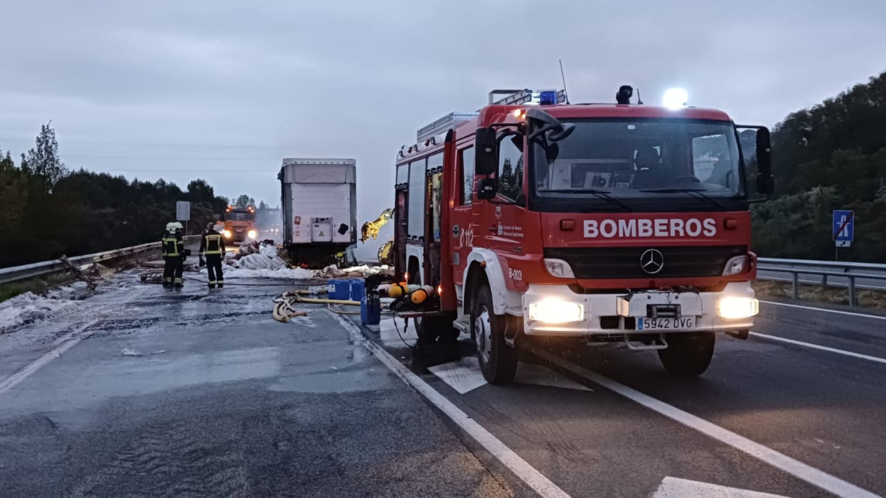 El camión en llamas en mitad de la A-15 a su paso por Pamplona. BOMBEROS DE NAVARRA