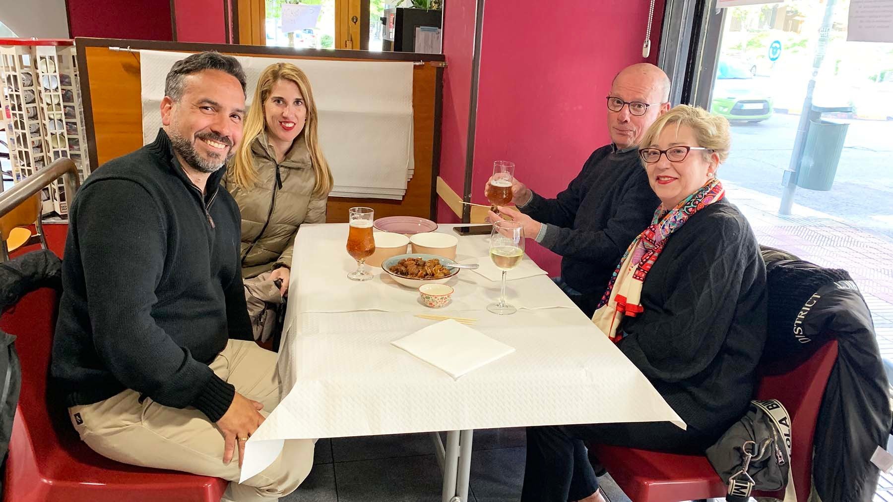Unos clientes del bar Scala en la 'caracolada' del martes 23 de abril. Navarra.com