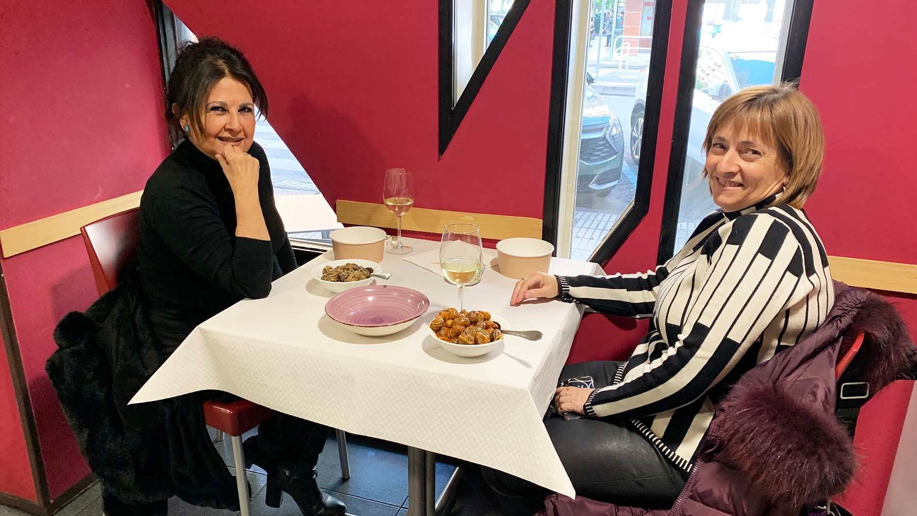 Dos clientas del bar Scala durante la 'caracolada' del martes 23 de abril. Navarra.com