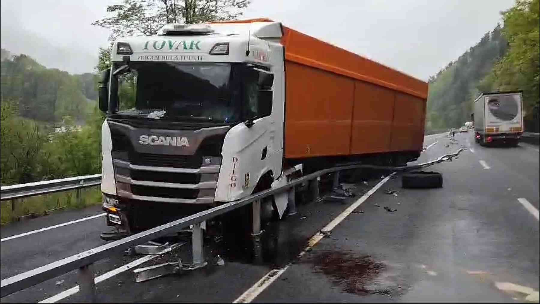 Un accidente de camión obliga a cortar de nuevo la carretera más peligrosa de Navarra