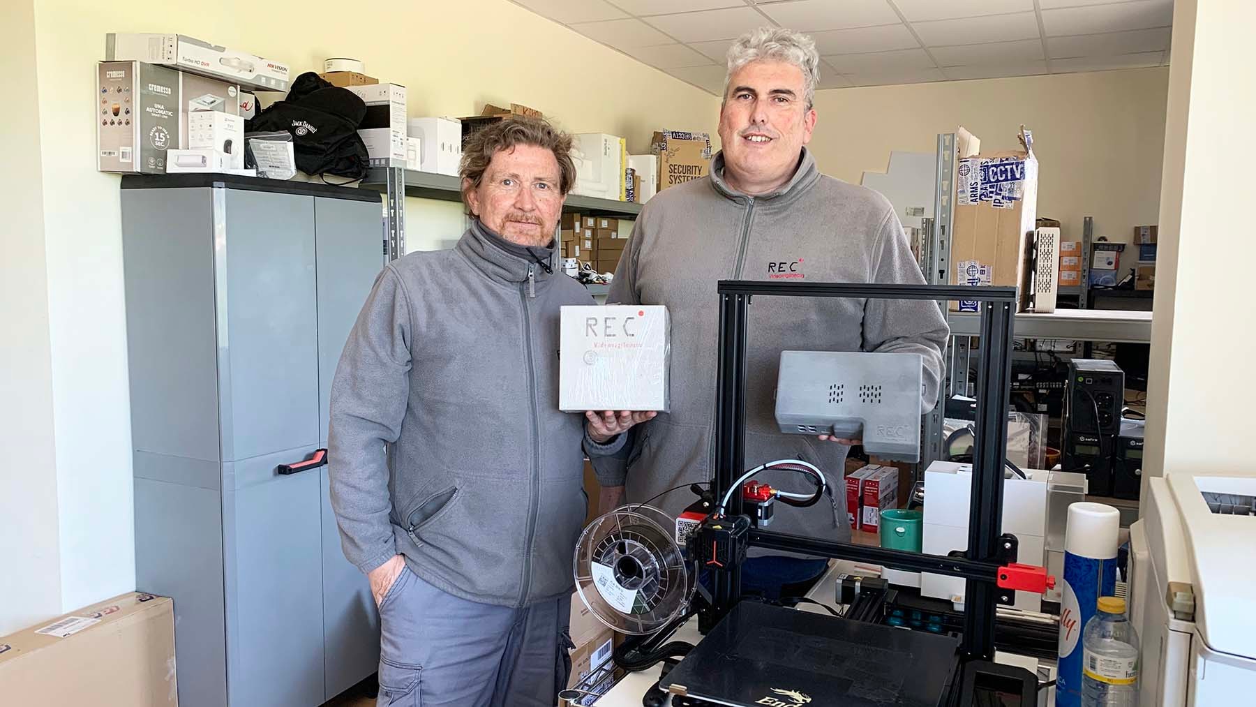Los hermanos José Javier y Luis Carlos Miguel en su empresa REC Video Vigilancia en Esquiroz. Navarra.com