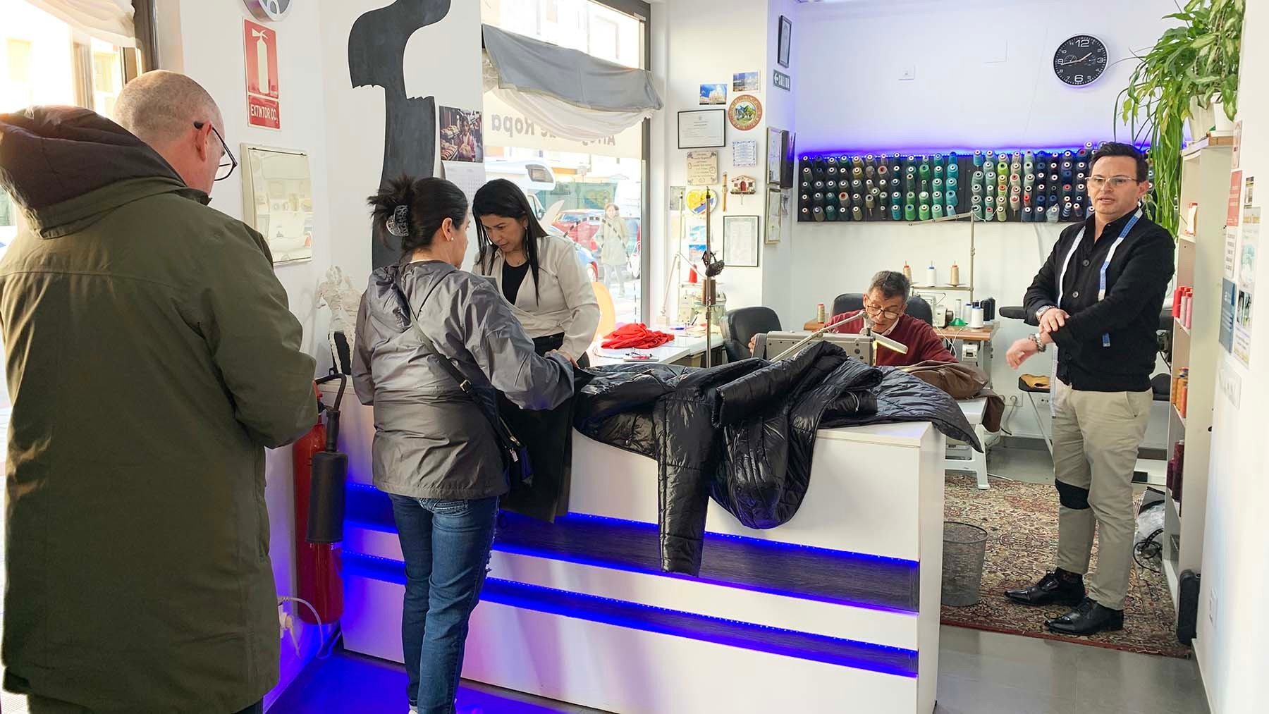Interior de la tienda de arreglos de ropa en la calle Bardenas reales 20 de Sarriguren. Navarra.com