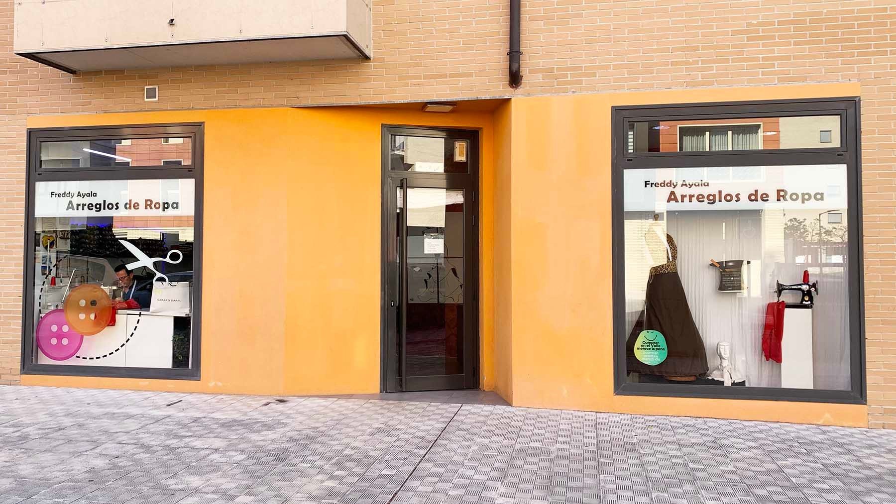 Fachada de la tienda de arreglos de ropa Freddy Ayala en la calle Bardenas Reales 20 de Sarriguren.