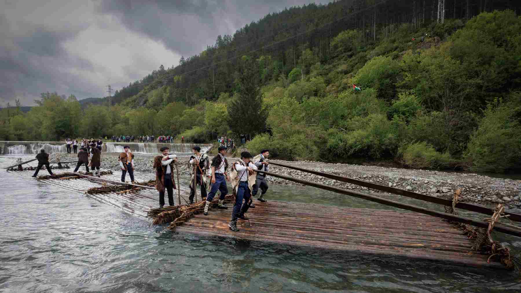 La localidad navarra de Burgui ha vivido un a&ntilde;o m&aacute;s la esperada bajada de las almad&iacute;as, una fiesta que homenajea al ya desaparecido oficio de los almadieros que durante d&eacute;cadas transportaron r&iacute;o abajo, convertidos en precarias balsas, los troncos de madera talados en el Pirineo. EFE/ Villar L&oacute;pez