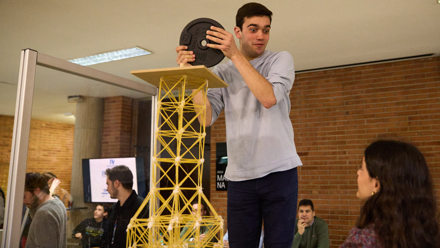 ¿Soporta 15 kilos una casa construida con espaguetis?: el curioso concurso celebrado en Navarra