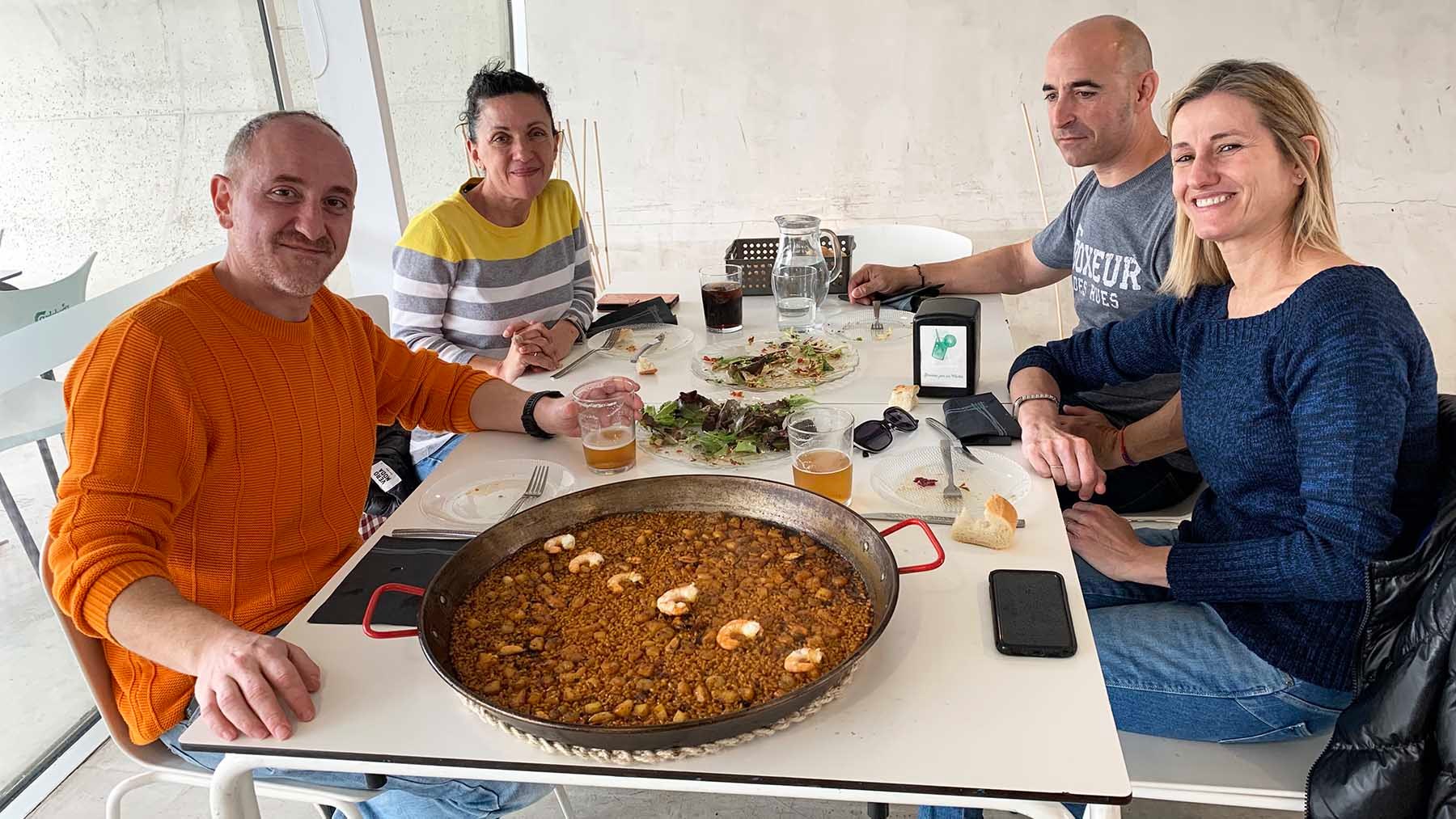 Cuatro amigos a punto de degustar una paella alicantina en el bar El Centro de Cordovilla. Navarra.com