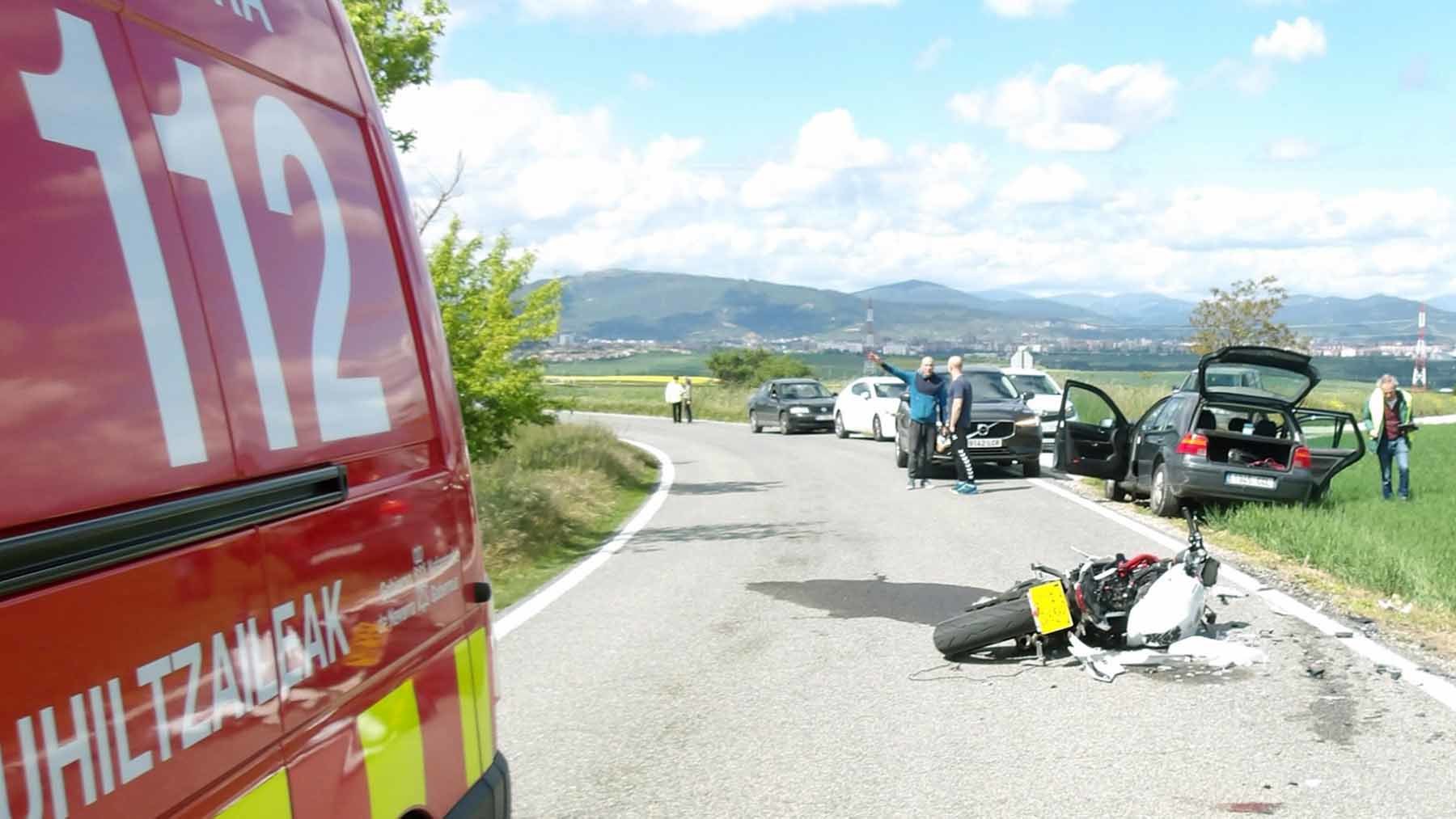 Un impactante accidente deja herido grave a un motorista en una carretera de la Comarca de Pamplona