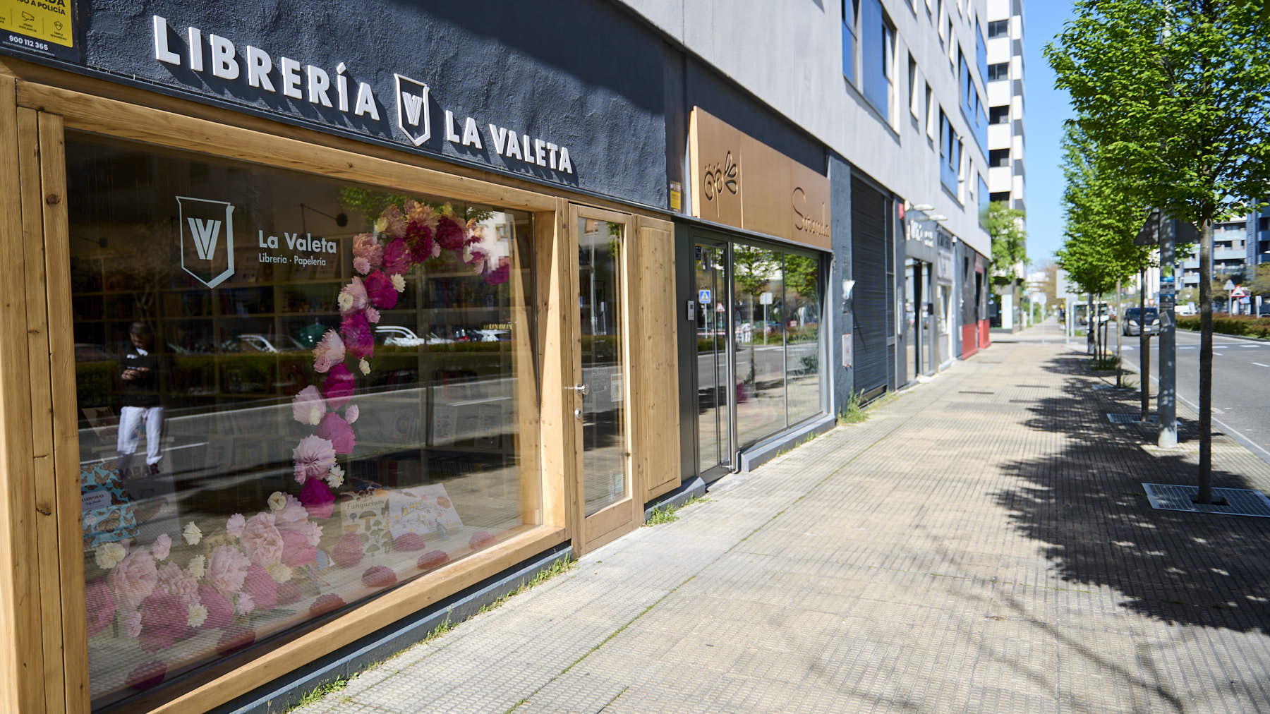 Mikel, de la librería La Valeta, en la calle La Valeta 5 trasera de Ripagina. PABLO LASAOSA