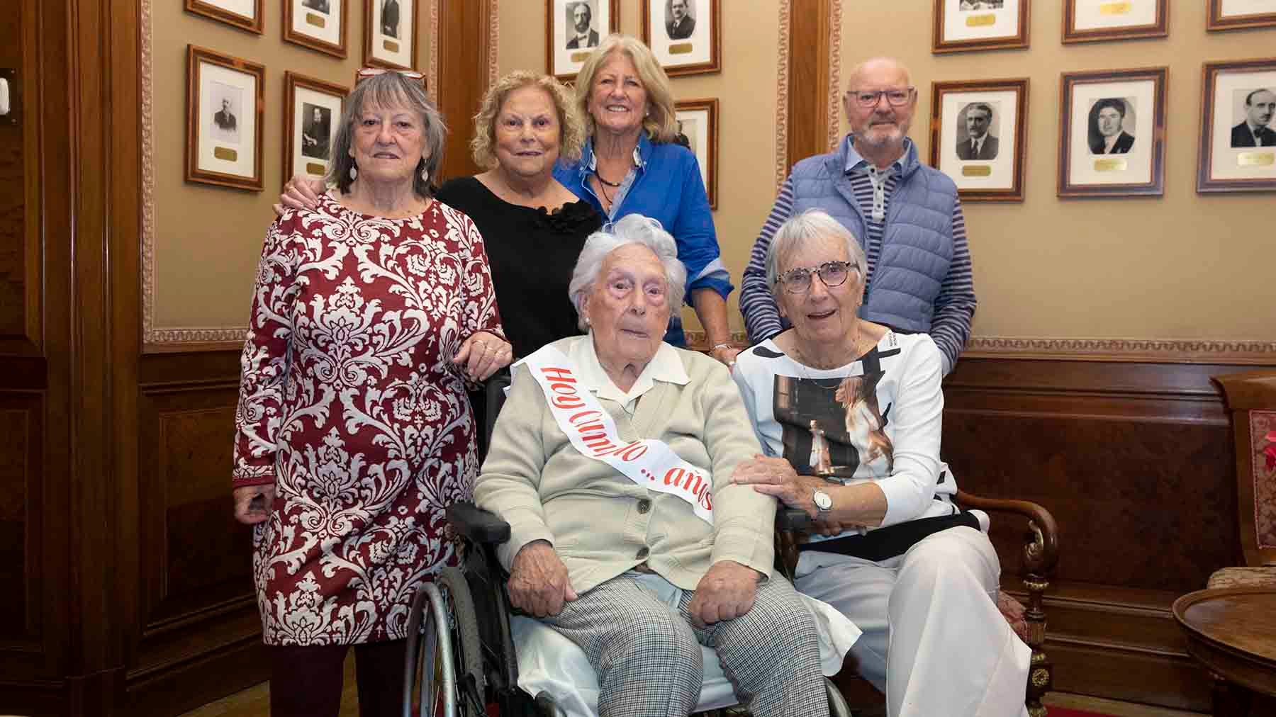 Tere, la abuela pamplonesa centenaria cargada de vitalidad que ha sido recibida en el Ayuntamiento