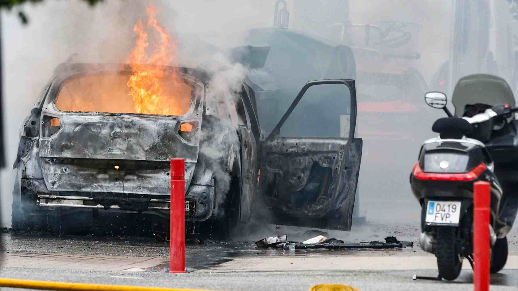 Susto terrible en un barrio de Pamplona: arde un coche en plena calle