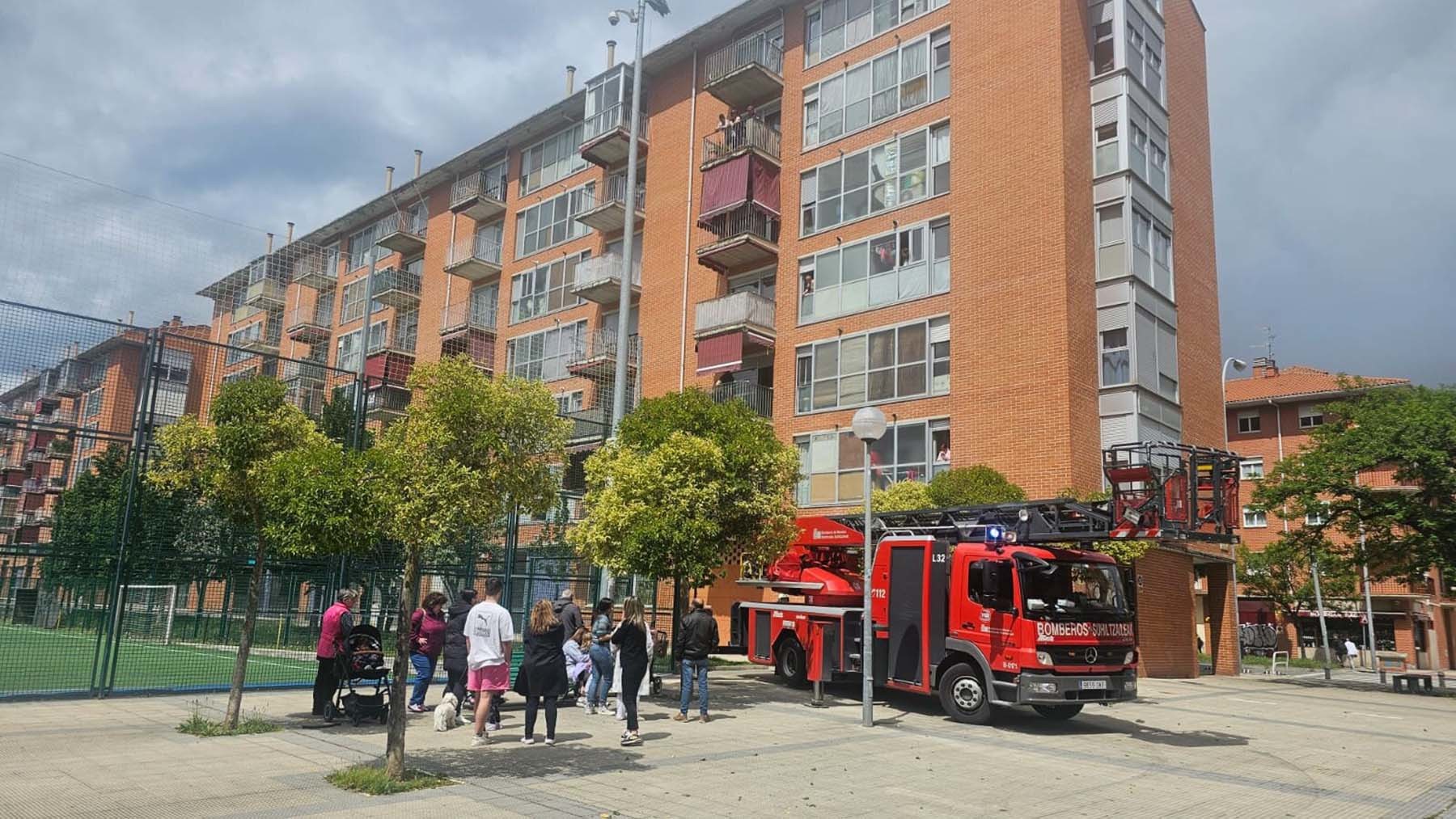 Un incendio en un bloque de viviendas pone en alerta a un barrio de Pamplona