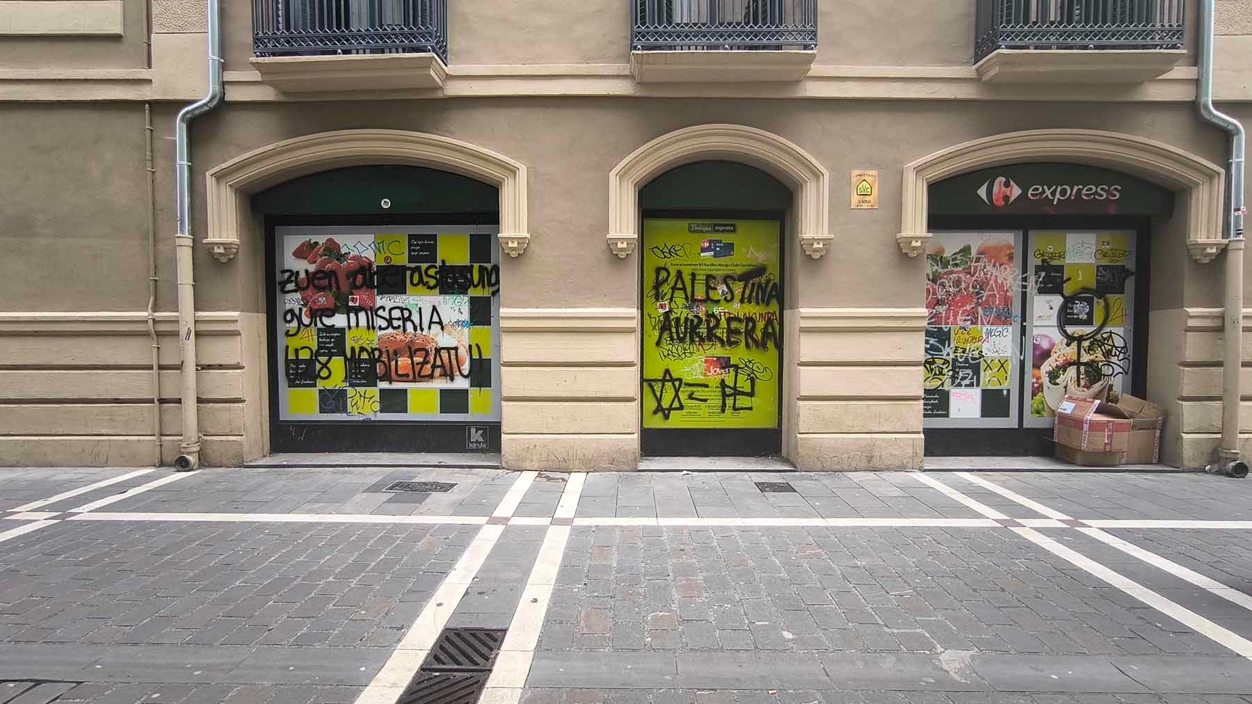 Los comerciantes de Pamplona condenan las pintadas políticas en varios negocios: 