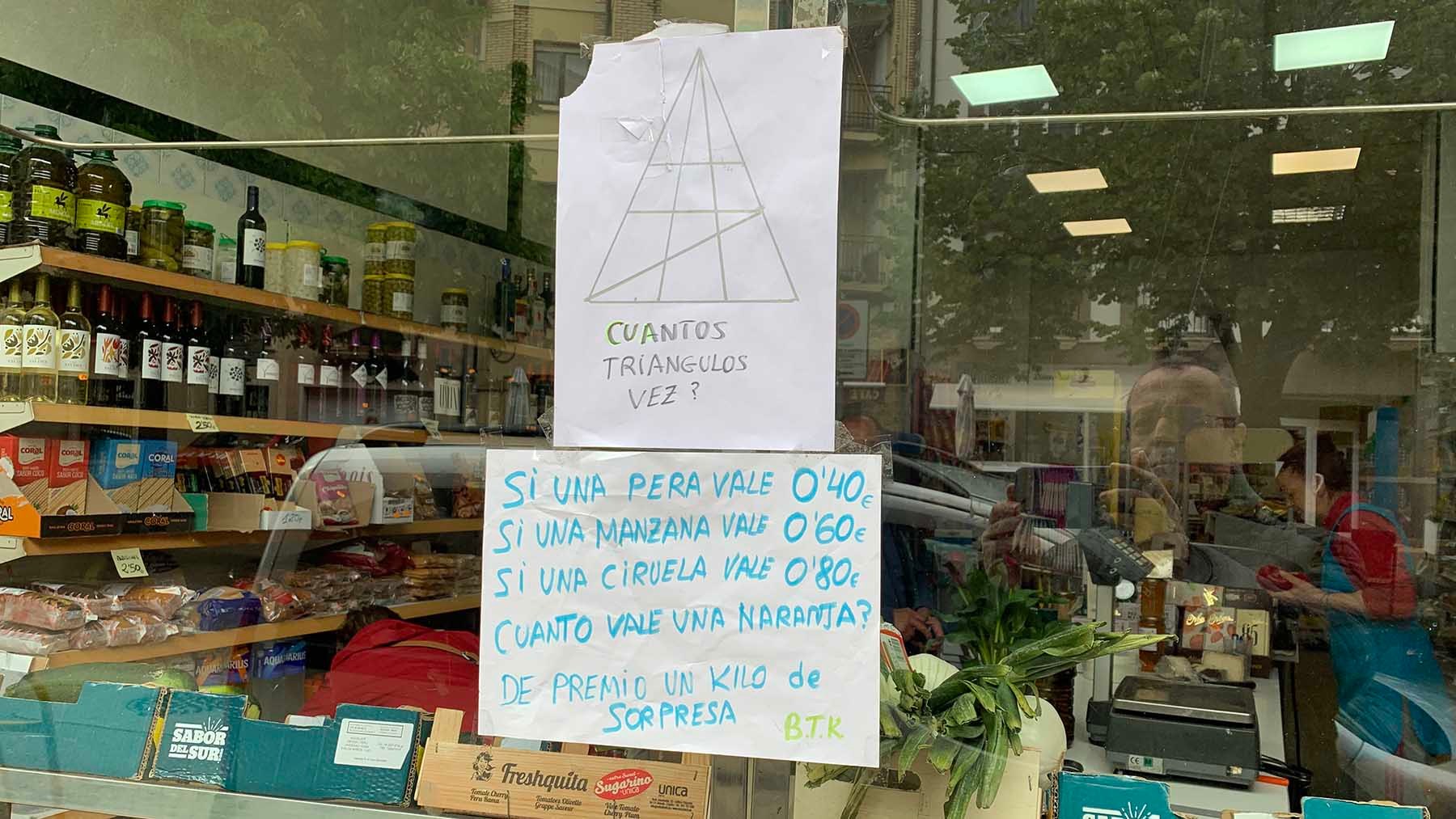 Carteles humorísticos en la frutería 'Casa Butaca' de Estella. Navarra.com