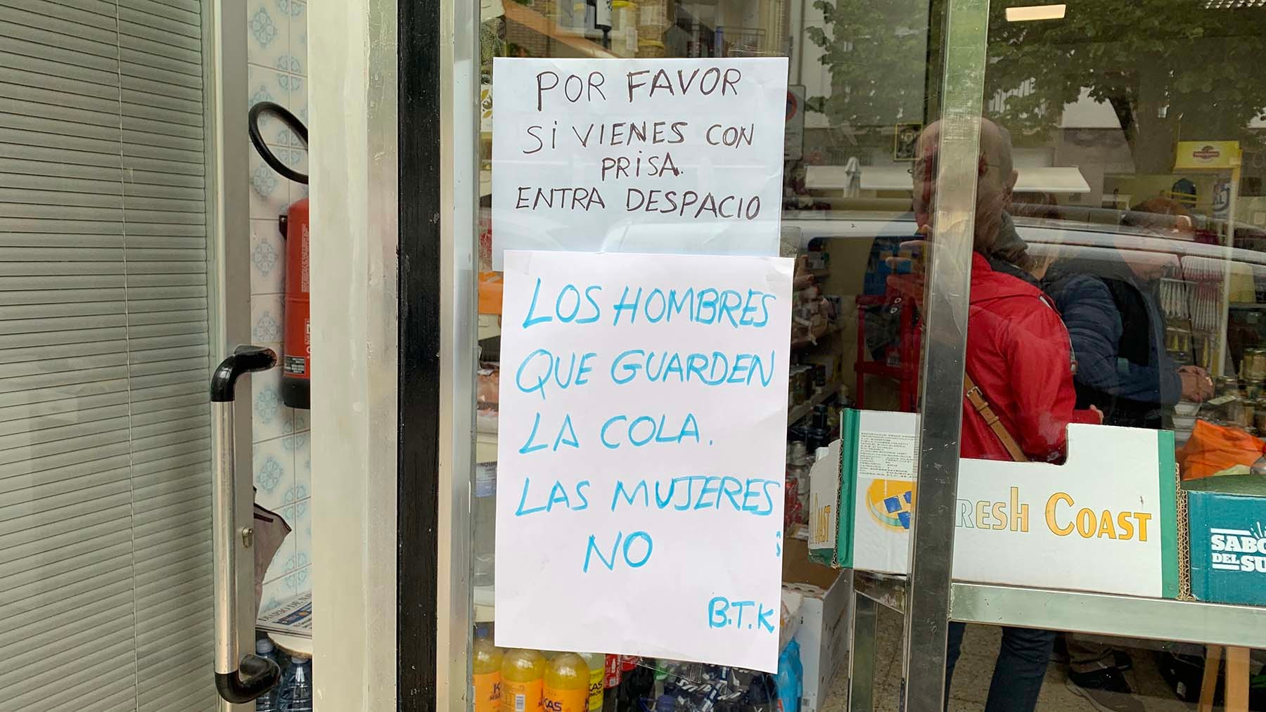 Carteles humorísticos en la frutería 'Casa Butaca' de Estella. Navarra.com