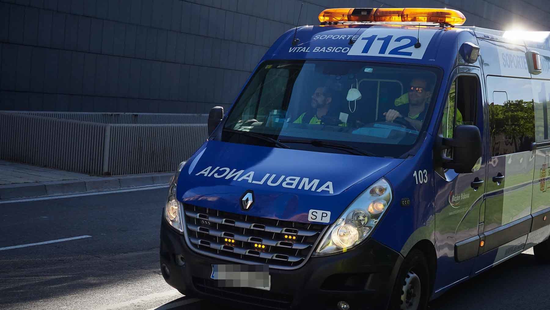 Herida una joven de 19 años tras chocar un coche y un camión en la salida de la autovía en Navarra