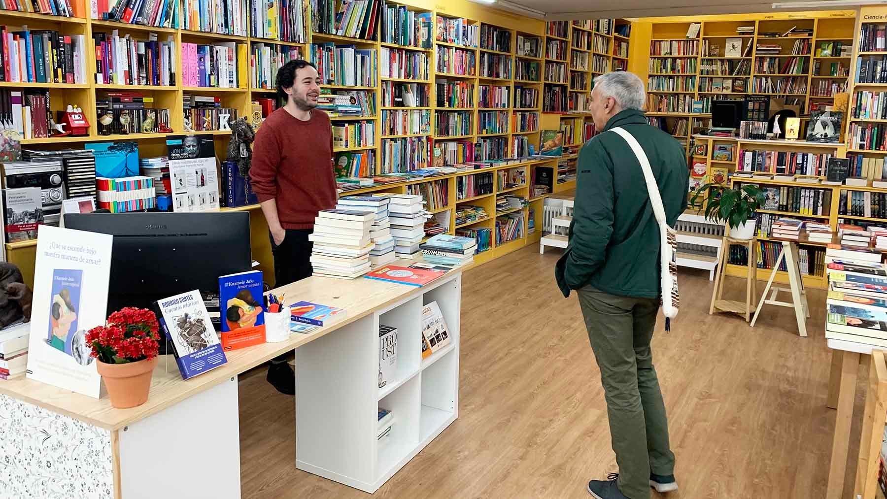 Unai Morote atiende a un cliente en su librería Clarín de Estella. Navarra.com