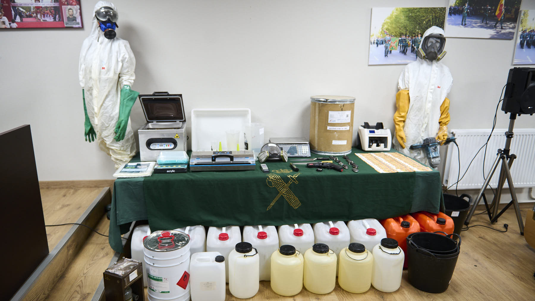 La delegada del Gobierno en Navarra, Alicia Echeverría, el coronel jefe de la Guardia Civil de Navarra, José Miguel Barbero, y el capitán de la Unidad Orgánica de Policía Judicial de Guardia Civil en Navarra, Víctor Obarriola, informan sobre una "importante operación antidroga". PABLO LASAOSA