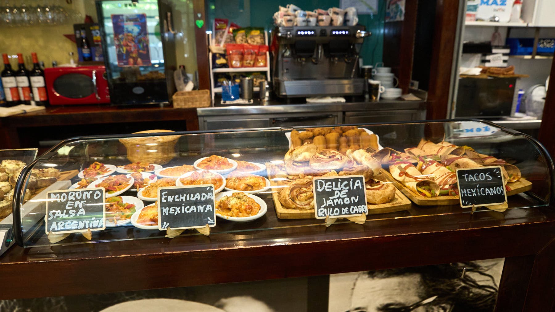 Bar Sol y Luna, en la plaza Rafael Alberti 9 de Ansoáin. IÑIGO ALZUGARAY