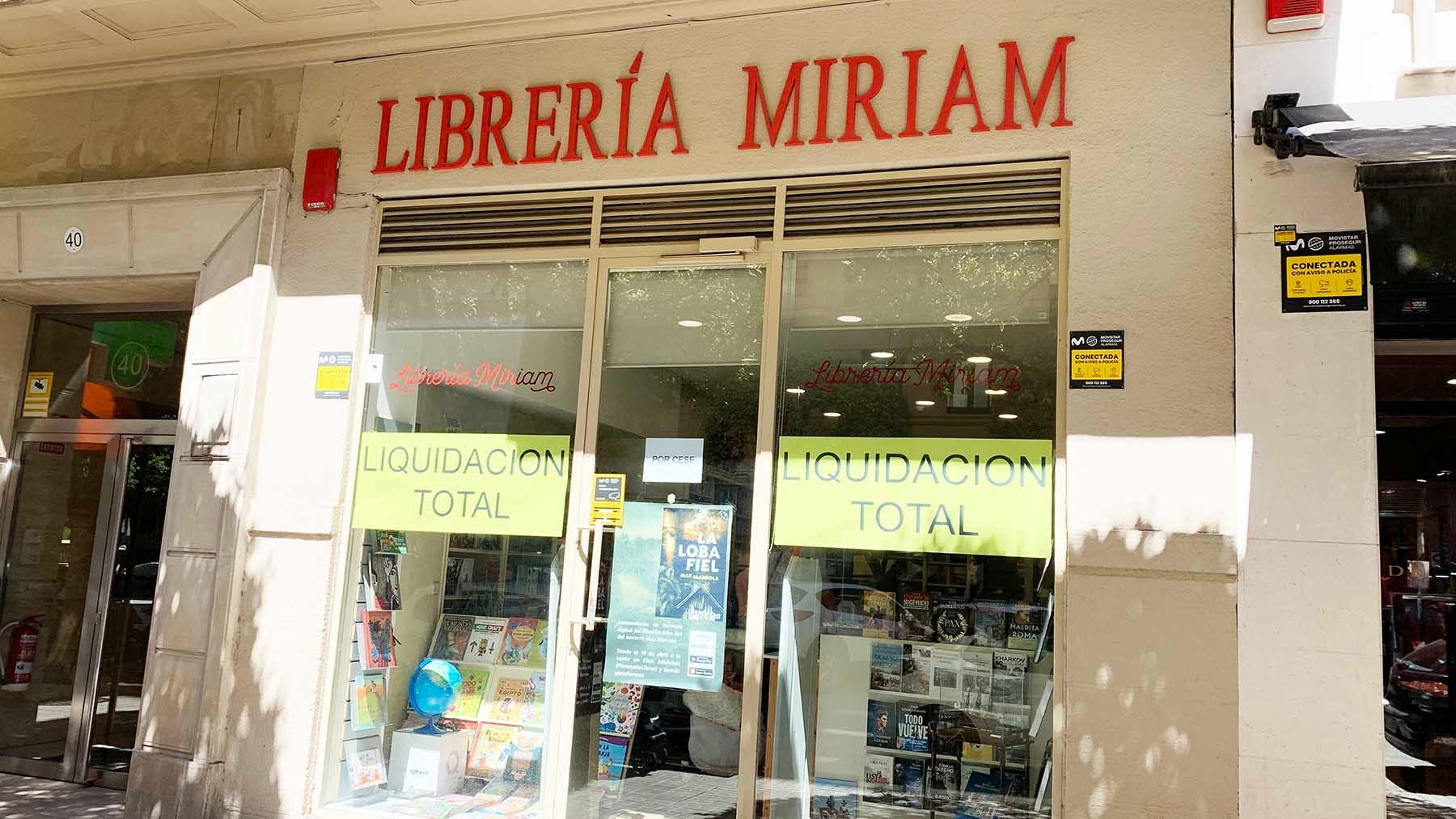La librería Miriam anuncia liquidación total en su escaparate de la calle Castillo de Maya 40 en Pamplona. Navarra.com