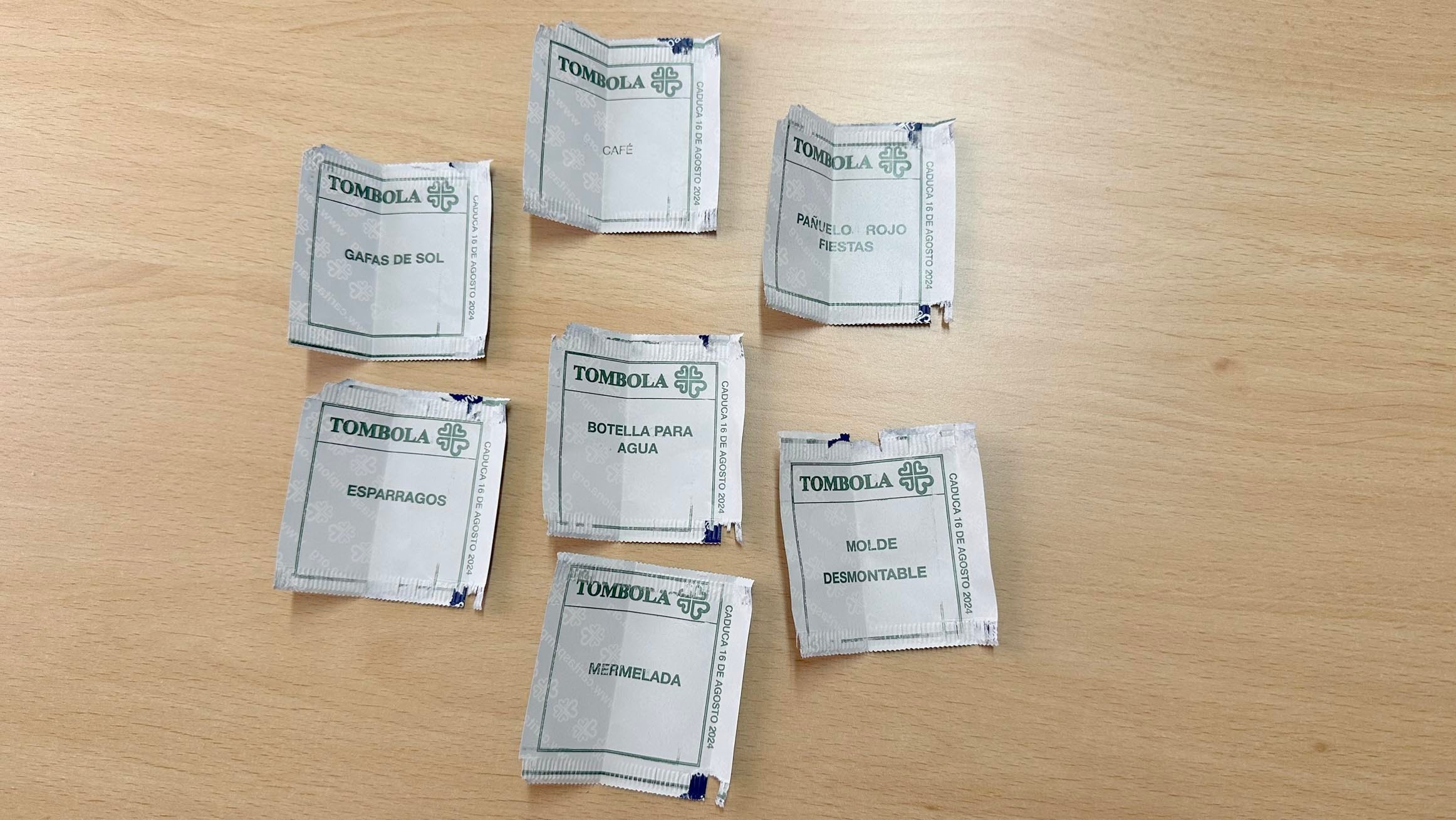 Boletos premiados en la Tómbola de Cáritas 2024. IRANZU LARRASOAÑA