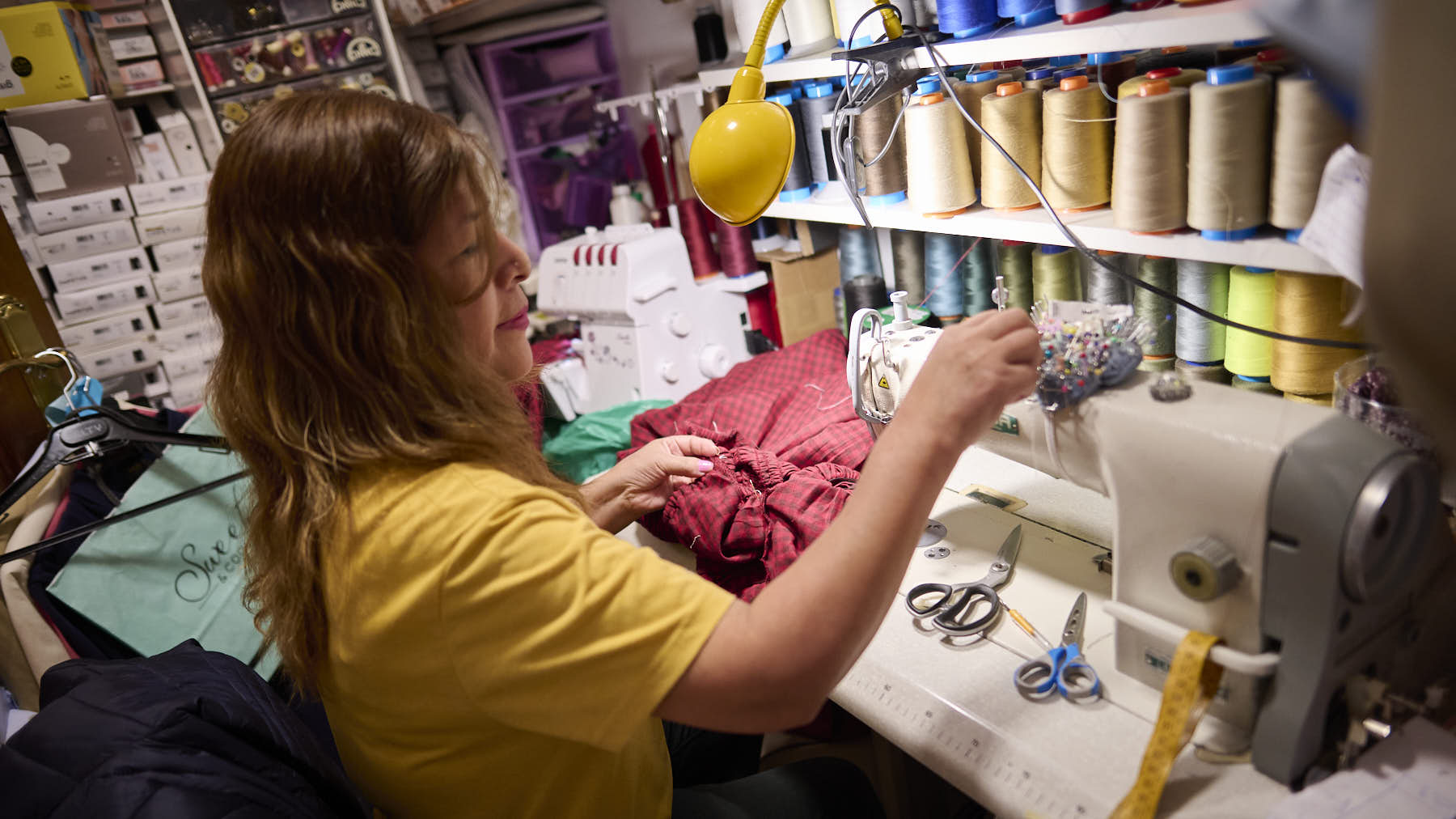 Mercería Conchi, comercio de toda la vida en la calle Irunlarrea 13 del barrio de Mendebaldea.  PABLO LASAOSA