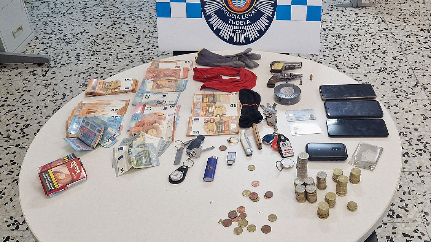 Efectos encontrados en el bolso de una mujer que ha sido detenida en Tudela. POLICÍA LOCAL DE TUDELA