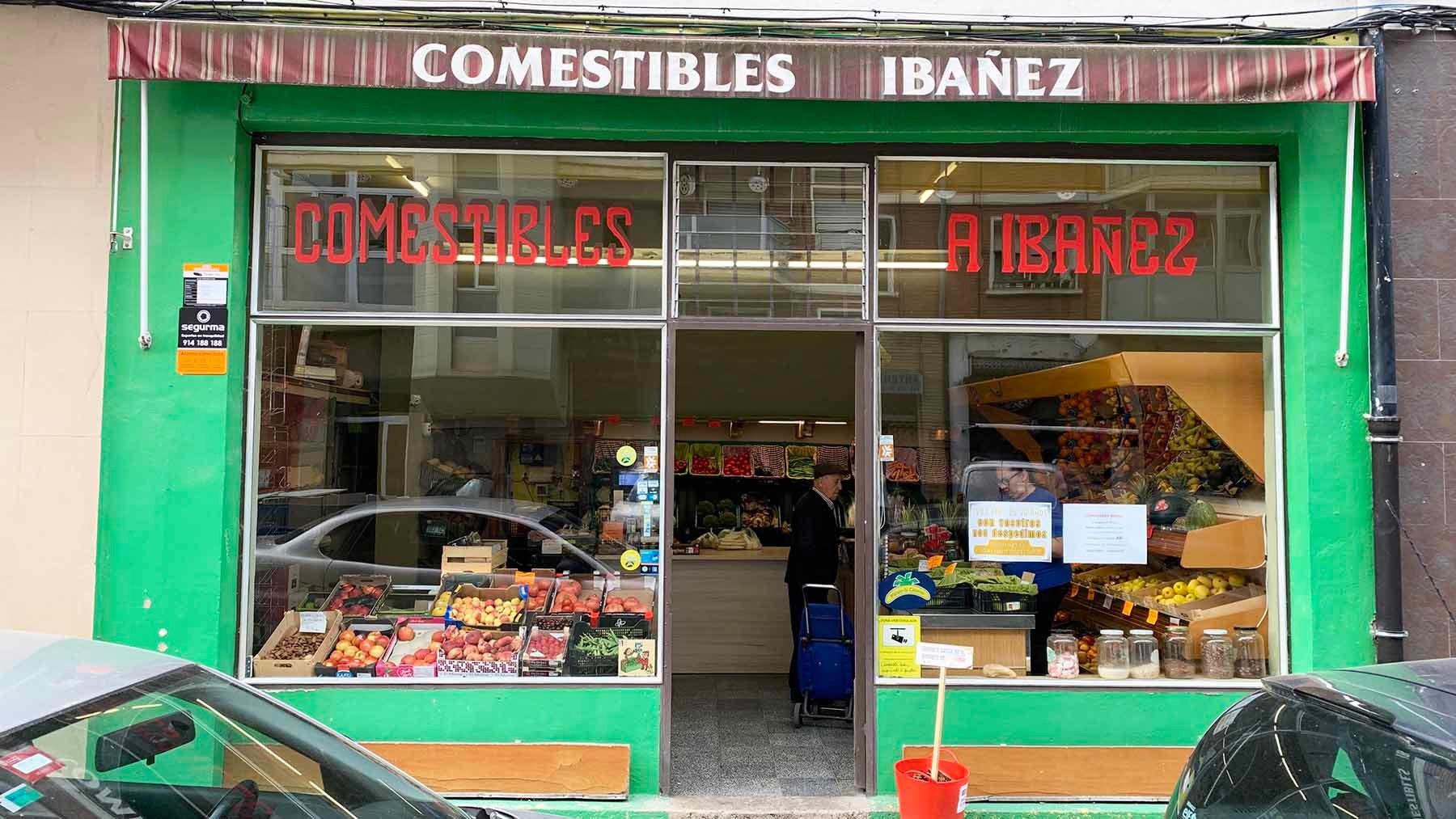 Fachada de la tienda de ultramarinos Comestibles Ibáñez en el barrio de Iturrama en Pamplona. Navarra.com