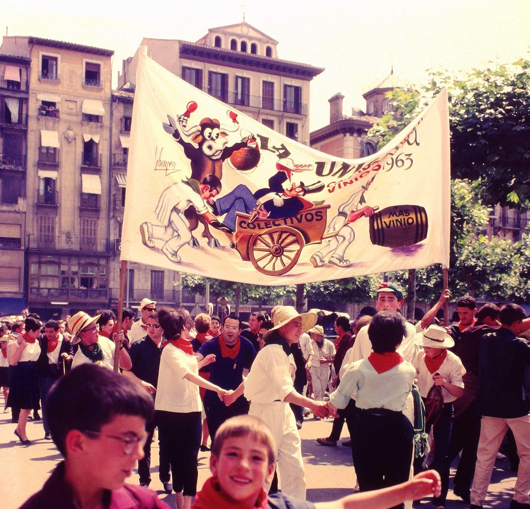 Año 1963, la peña La Única a su paso por la plaza del Castillo. (Foto Javier Cejuela, cortesía de la familia)