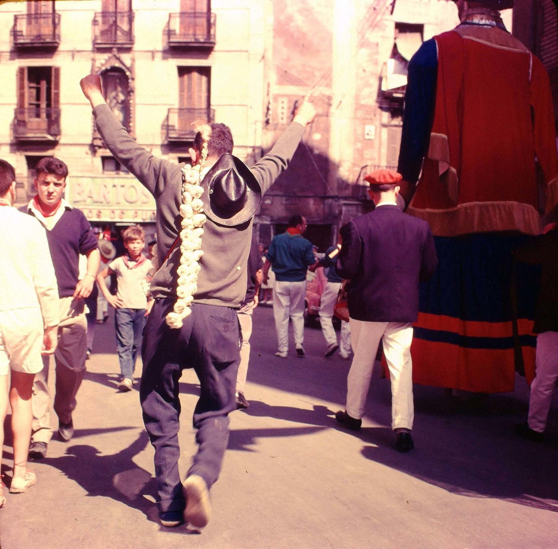 La fiesta por dentro con atuendo de los años sesenta; ristra de ajos al hombro, bota de vino en bandolera y sombrero de vaquero. (Foto Javier Cejuela, cortesía de la familia)