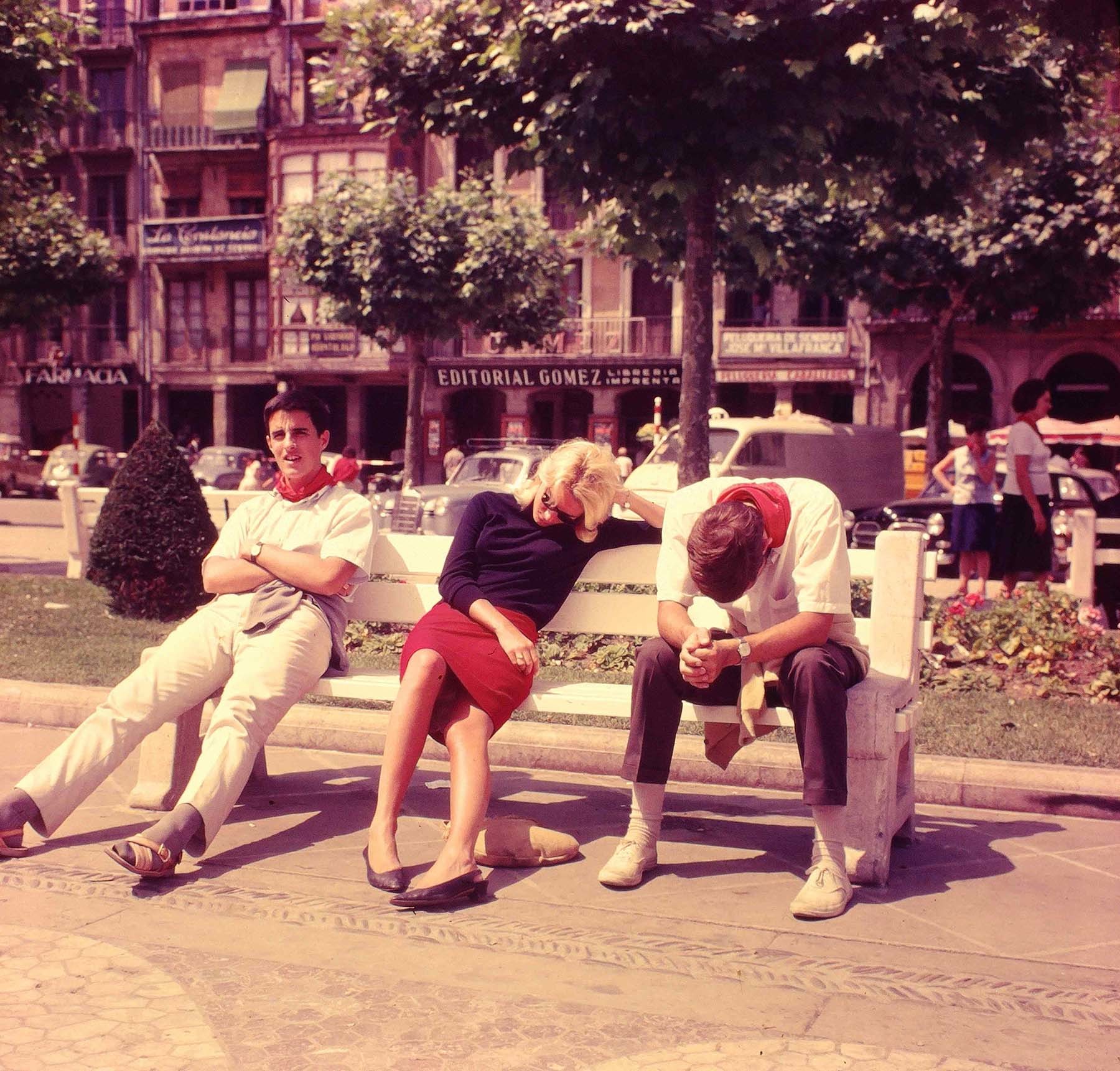 Una pareja de turistas durmiendo, con un decoro inusitado en la actualidad, en un banco de la plaza del Castillo. (Foto Javier Cejuela, cortesía de la familia)