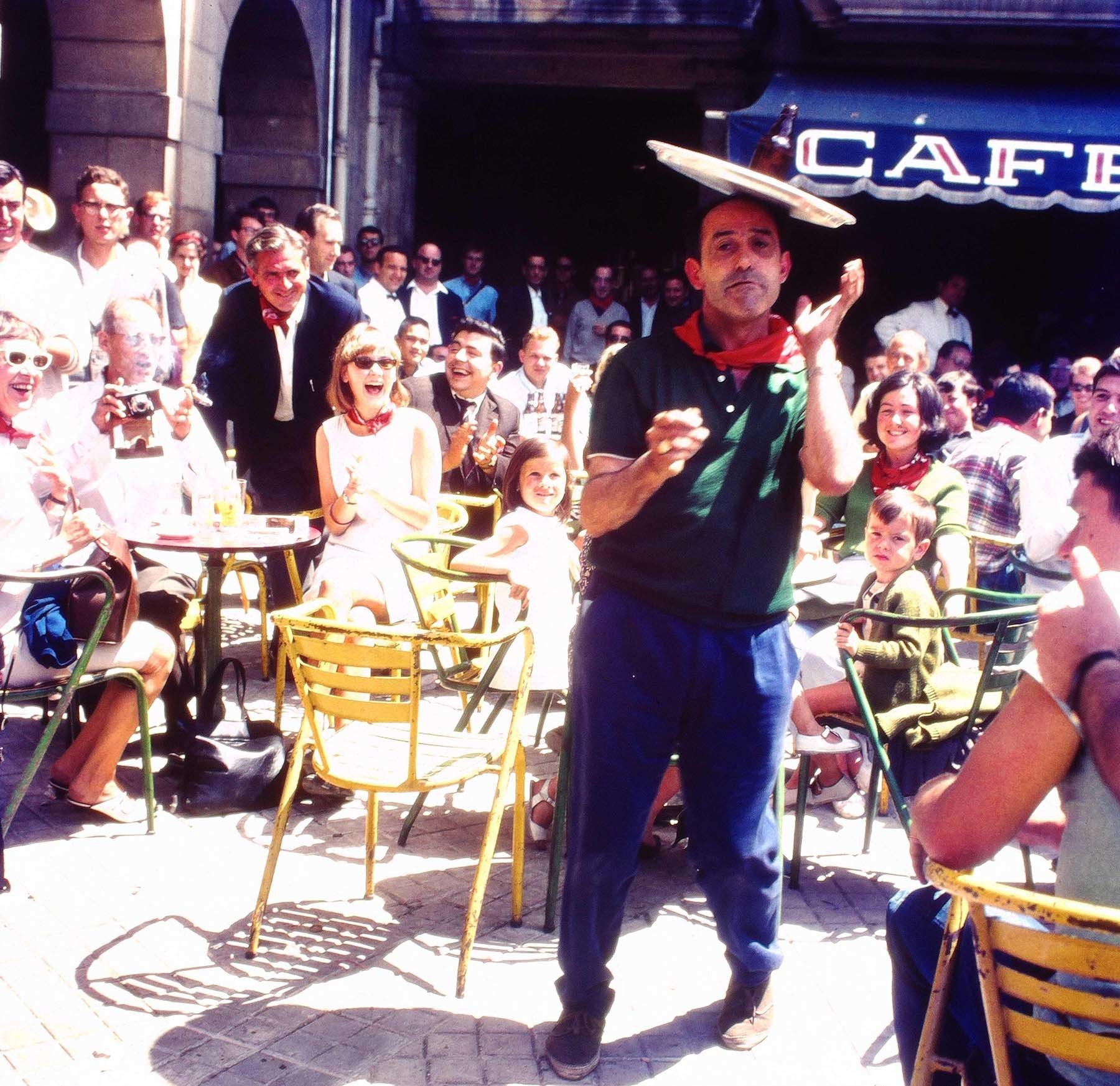 Espectáculo improvisado en la plaza del Castillo. (Foto Javier Cejuela, cortesía de la familia)