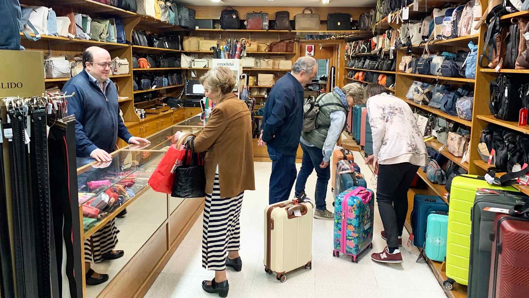 Interior de la tienda bolsos Cebrián en la calle San Lorenzo 9 -11 de Pamplona. Navarra.com