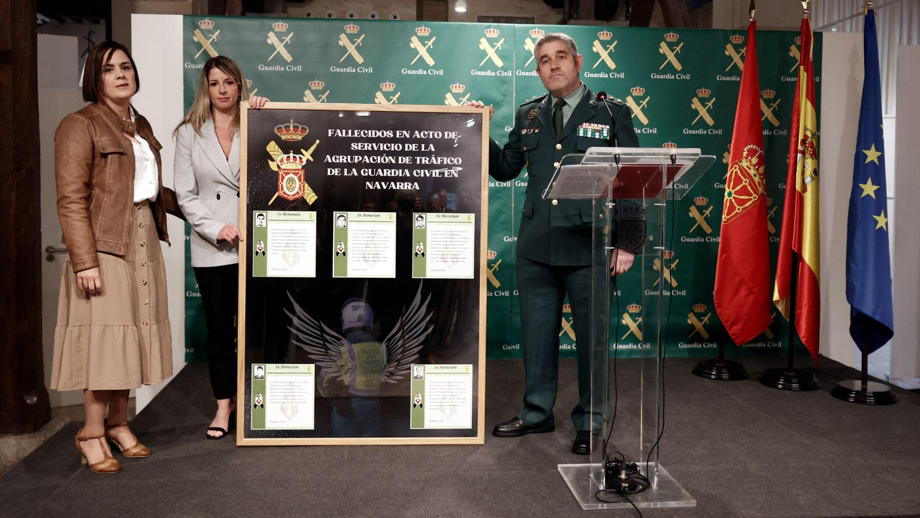 El teniente coronel jefe del sector de Tráfico de la Guardia Civil de Navarra, Agustín Aznárez Arellano (d) y la delegada del Gobierno en Navarra, Alicia Echeverría (i), han entregado un reconocimiento a una agente de la Guardia Civil de Navarra que es hija del último guardia fallecido en la Comunidad en acto de servicio.EFE/ Jesús Diges