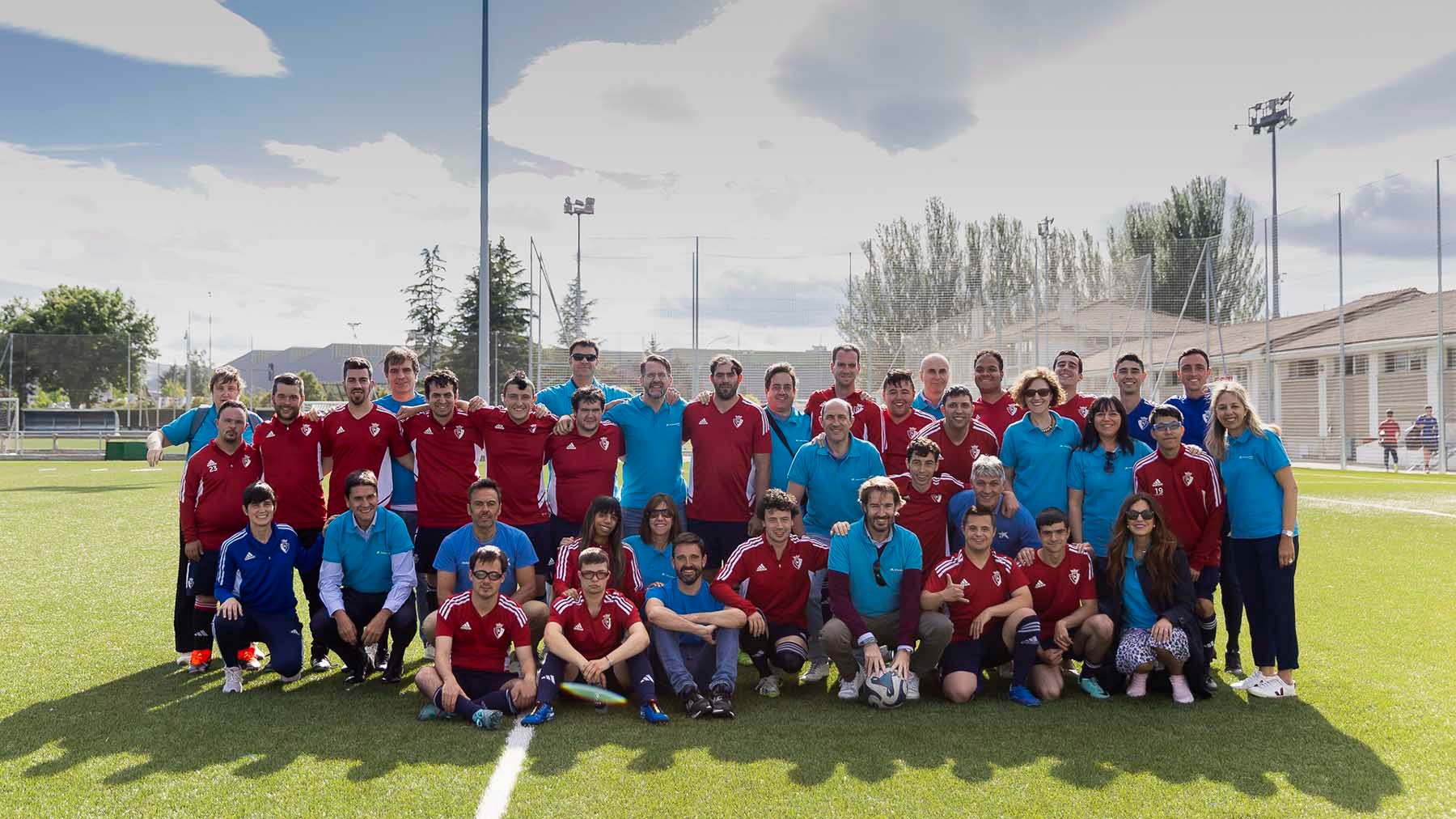 Voluntarios de CaixaBank y jugadores del C.A Osasuna Genuine. Voluntariado CaixaBank