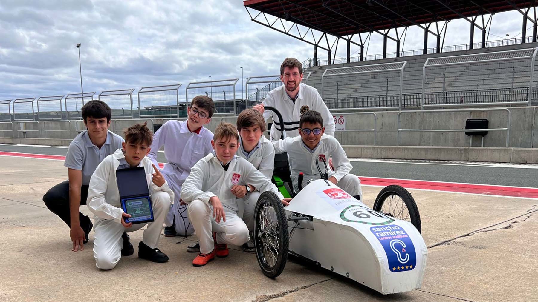 Los estudiantes de un colegio de Navarra se proclaman campeones en una carrera de coches eléctricos