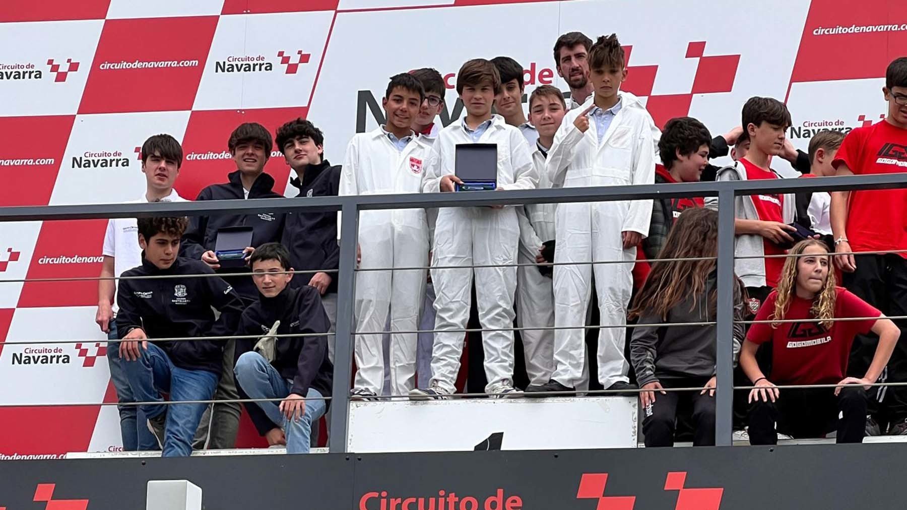 El equipo de Miravalles-El Redín en lo alto del podio. Cedida