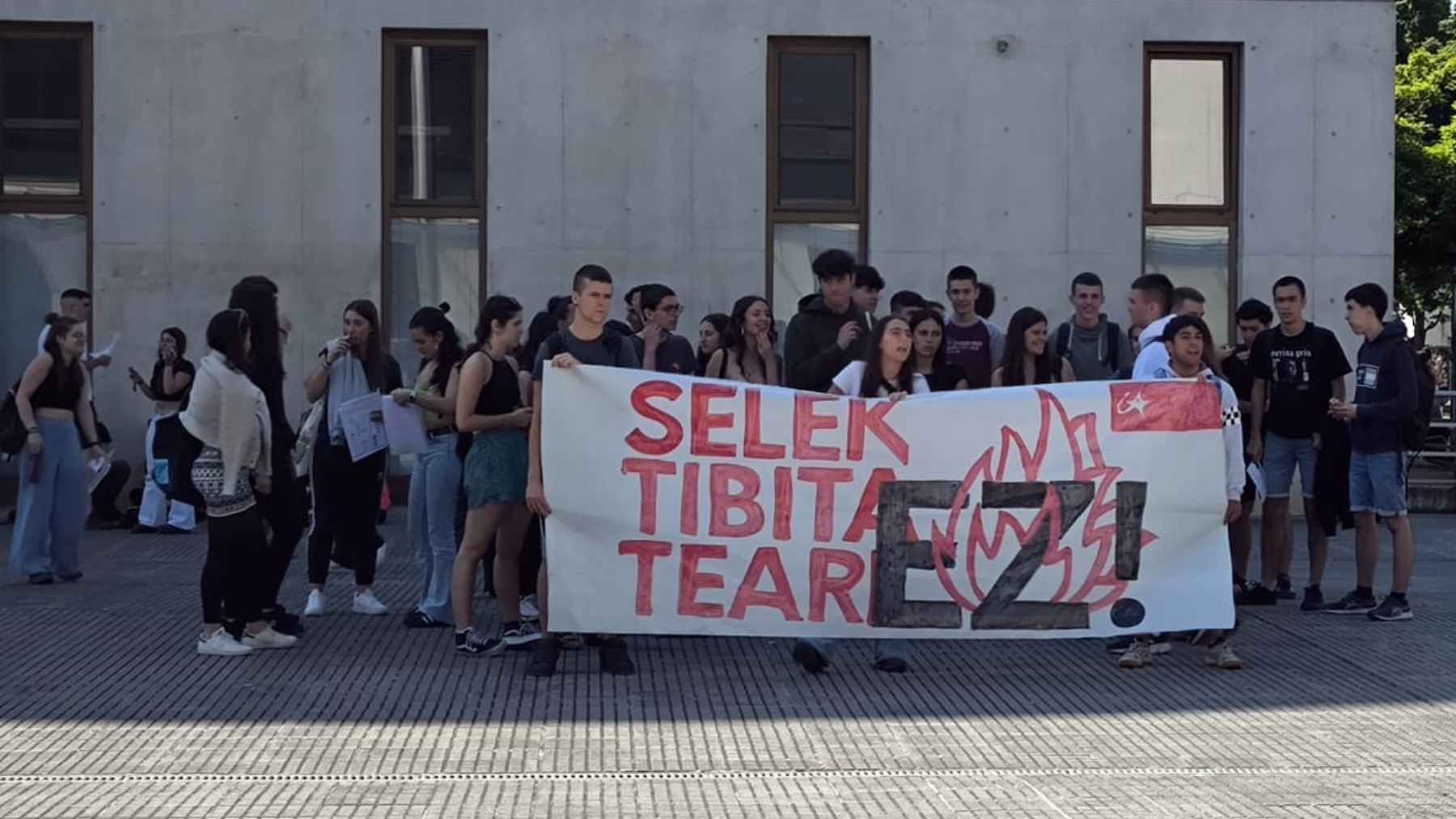 Estudiantes en contra de la selectividad en la UPNA. NAVARRA.COM