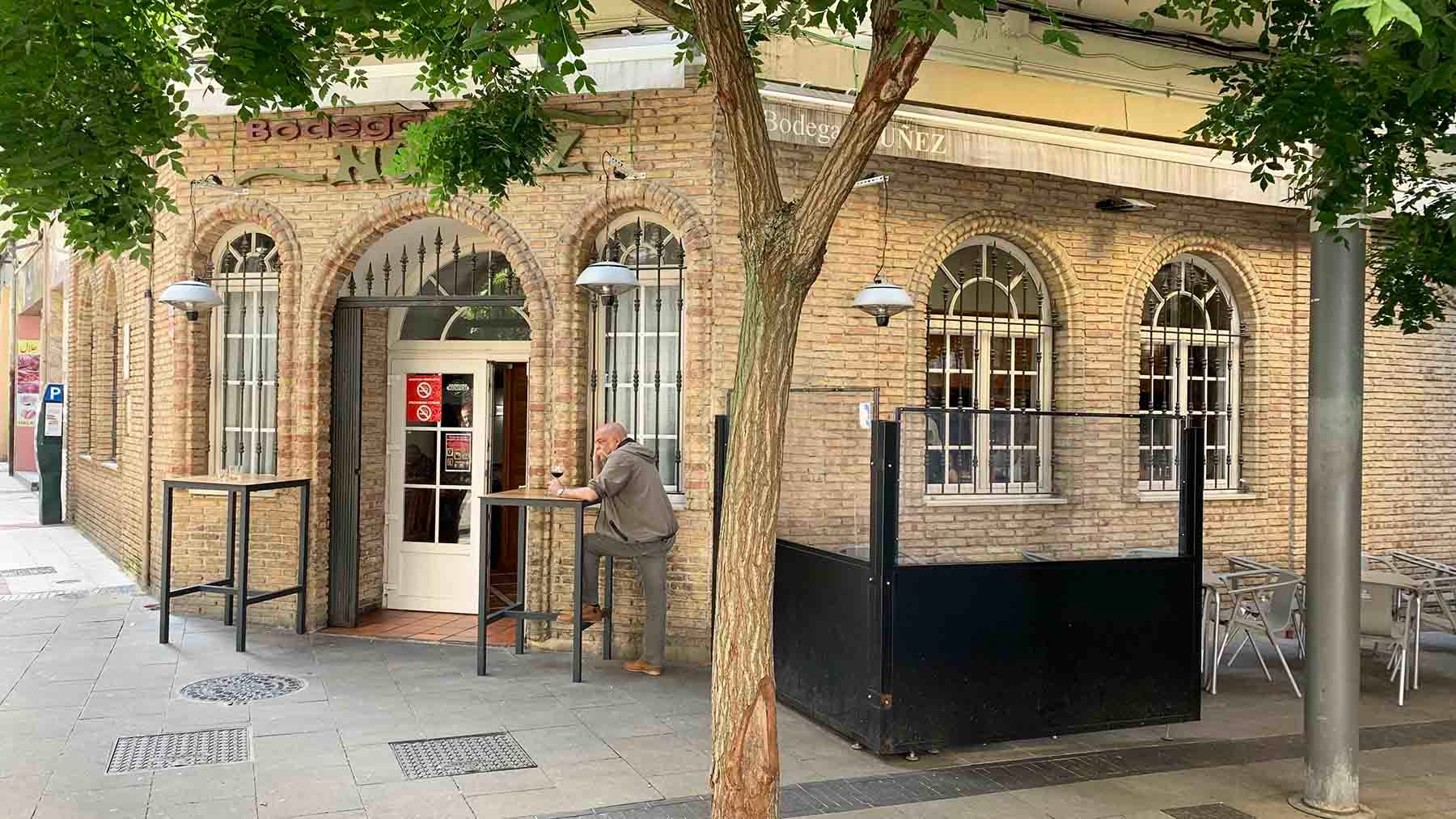 Fachada de la Bodega Ñúñez en la esquina de las calles Guelbenzu e Isaac Albeniz en Pamplona. Navarra.com