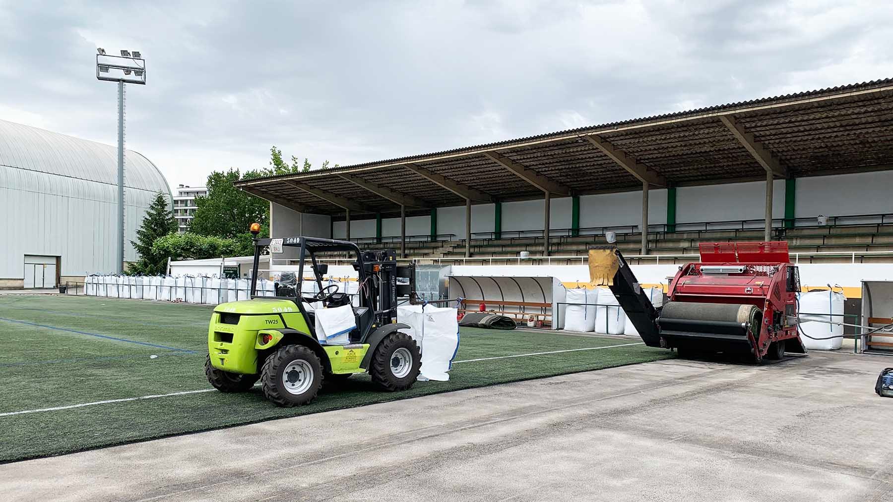 Cambio de césped artificial en el campo de fútbol de Oberena en Pamplona. Navarra.com