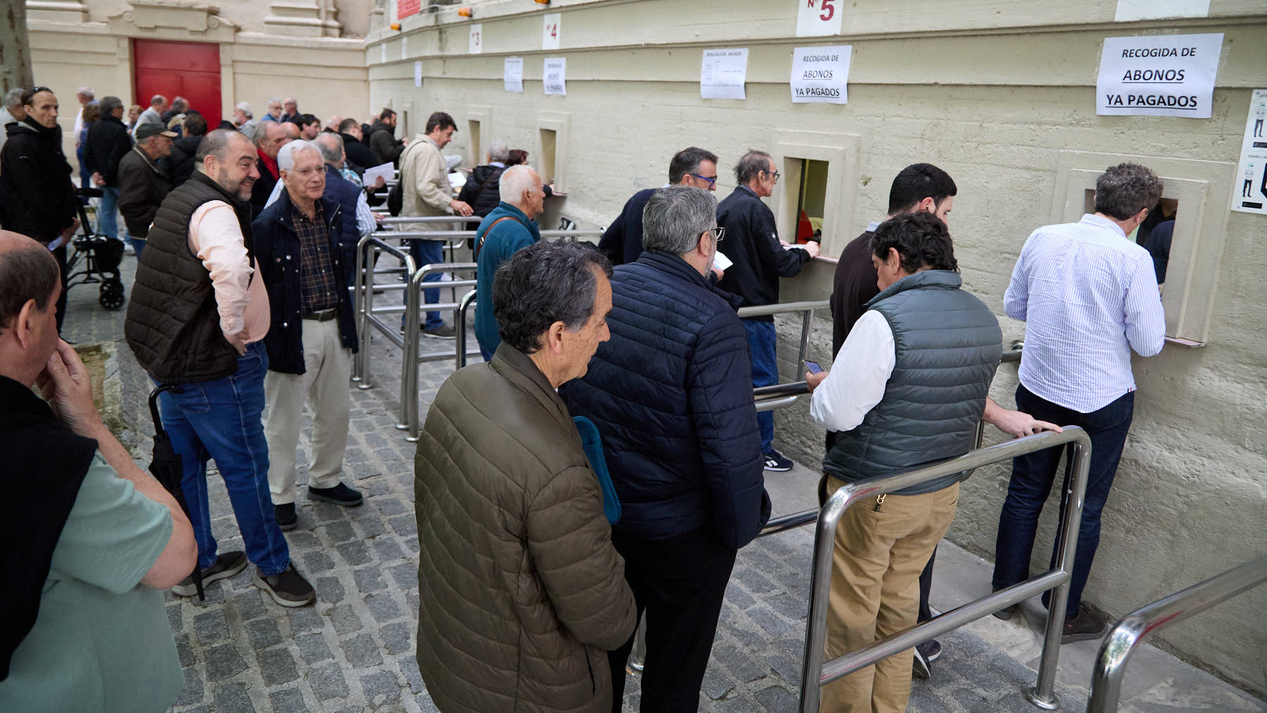 Comienza la renovación de los abonos en la Plaza de Toros de Pamplona para la Feria de Toro de San Fermín 2024.IÑIGO ALZUGARAY