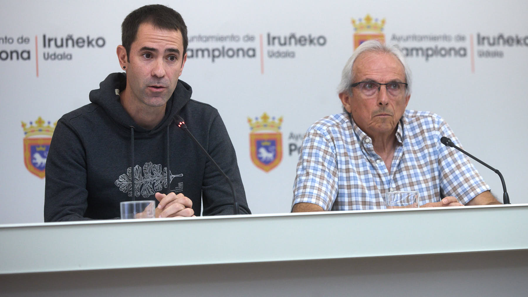 El grupo de dantzaris de Duguna ha sido el elegido para lanzar el Chupinazo del inicio de las fiestas de San Fermín 2024. El alcalde de Pamplona, Joseba Asiron, ha anunciado la opción elegida por la ciudadanía acompañado de Aritz Ibáñez, director de Duguna, y Ángel Arana, presidente del grupo. IÑIGO ALZUGARAY