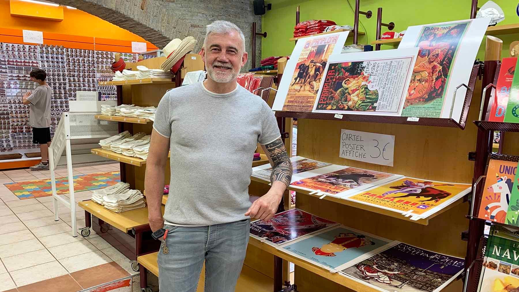 Fermín Maestre en el interior de la tienda El Capote de San Fermín en Pamplona. Navarra.com
