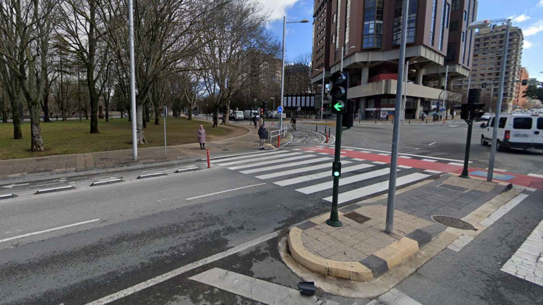 El semáforo destrozado por el conductor es el que se ve en el centro de la imagen. GOOGLEMAPS