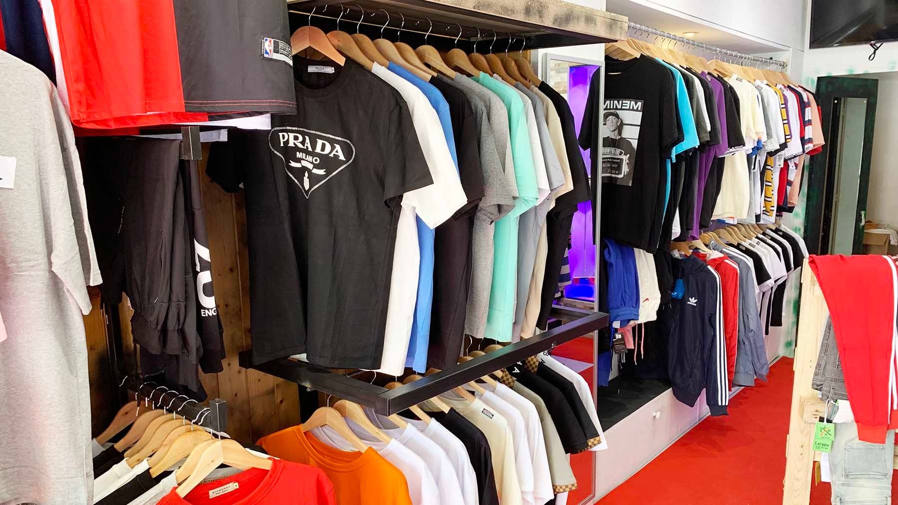 Interior de la nueva tienda de ropa deportiva en la calle Abejeras 6 de Pamplona. Navarra.com