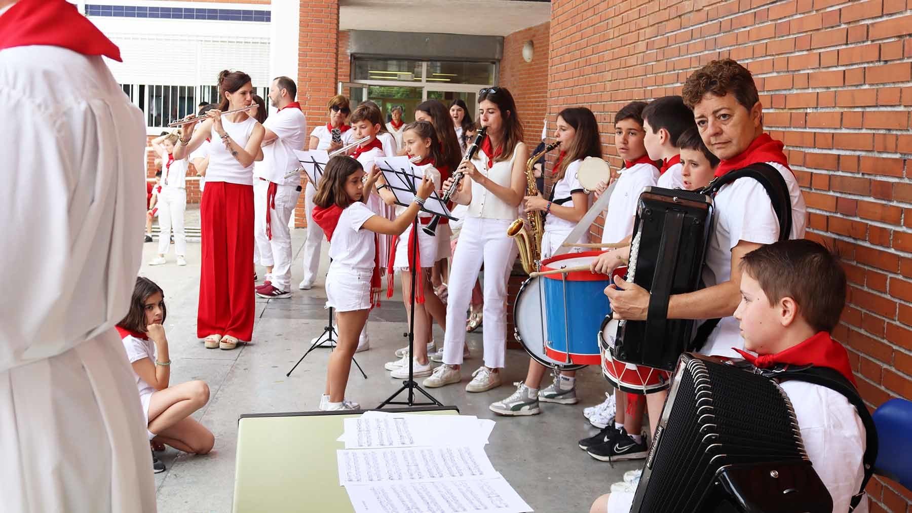 Los Sanfermines se han adelantado dos semanas en el colegio San Cérnin de Pamplona.