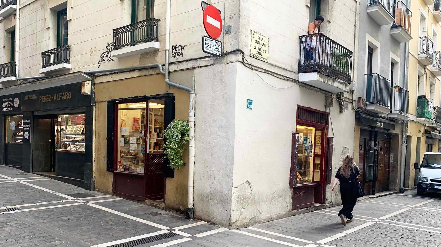 La tienda de ultramarinos de la esquina en la calle Calderería 42, esquina con la calle Bajada de Javier, en Pamplona. Navarra.com