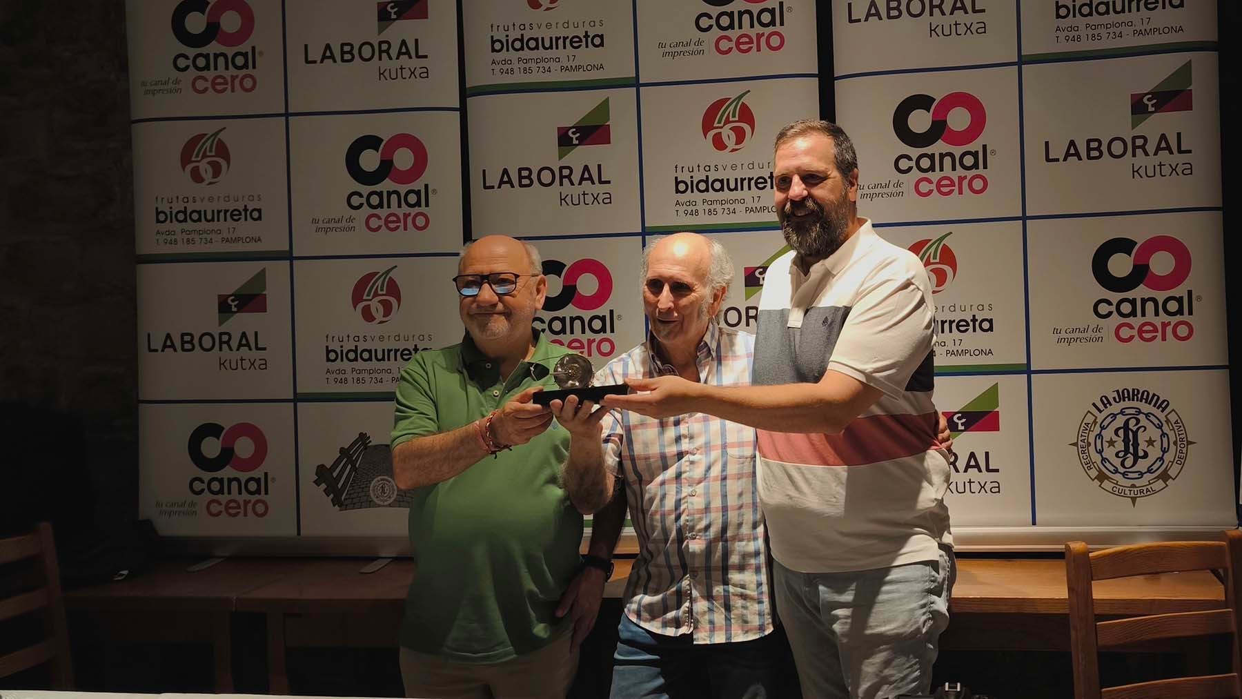 De izda a dcha: Roberto Garzaron, organizador de la carrera del encierro, Joxe Lacalle