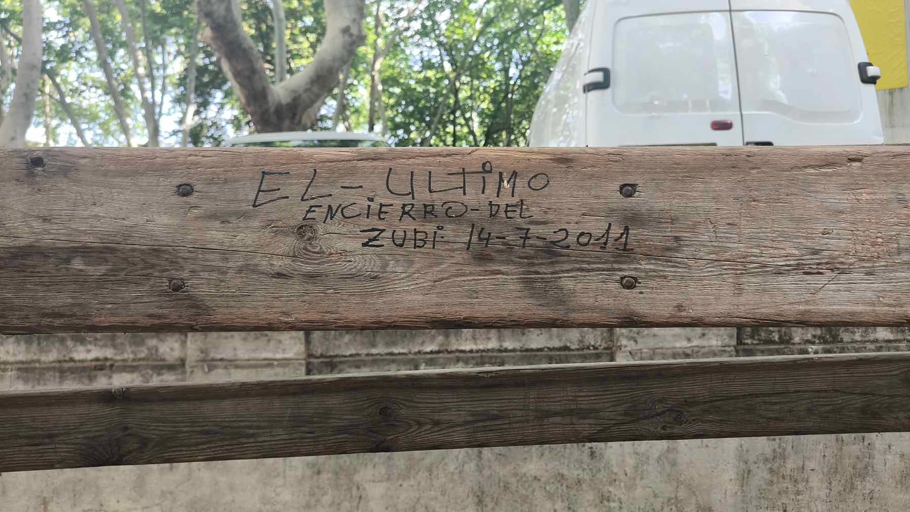 Una inscripción que se puede leer en el vallado de San Fermín en la Plaza de Toros. NAVARRA.COM