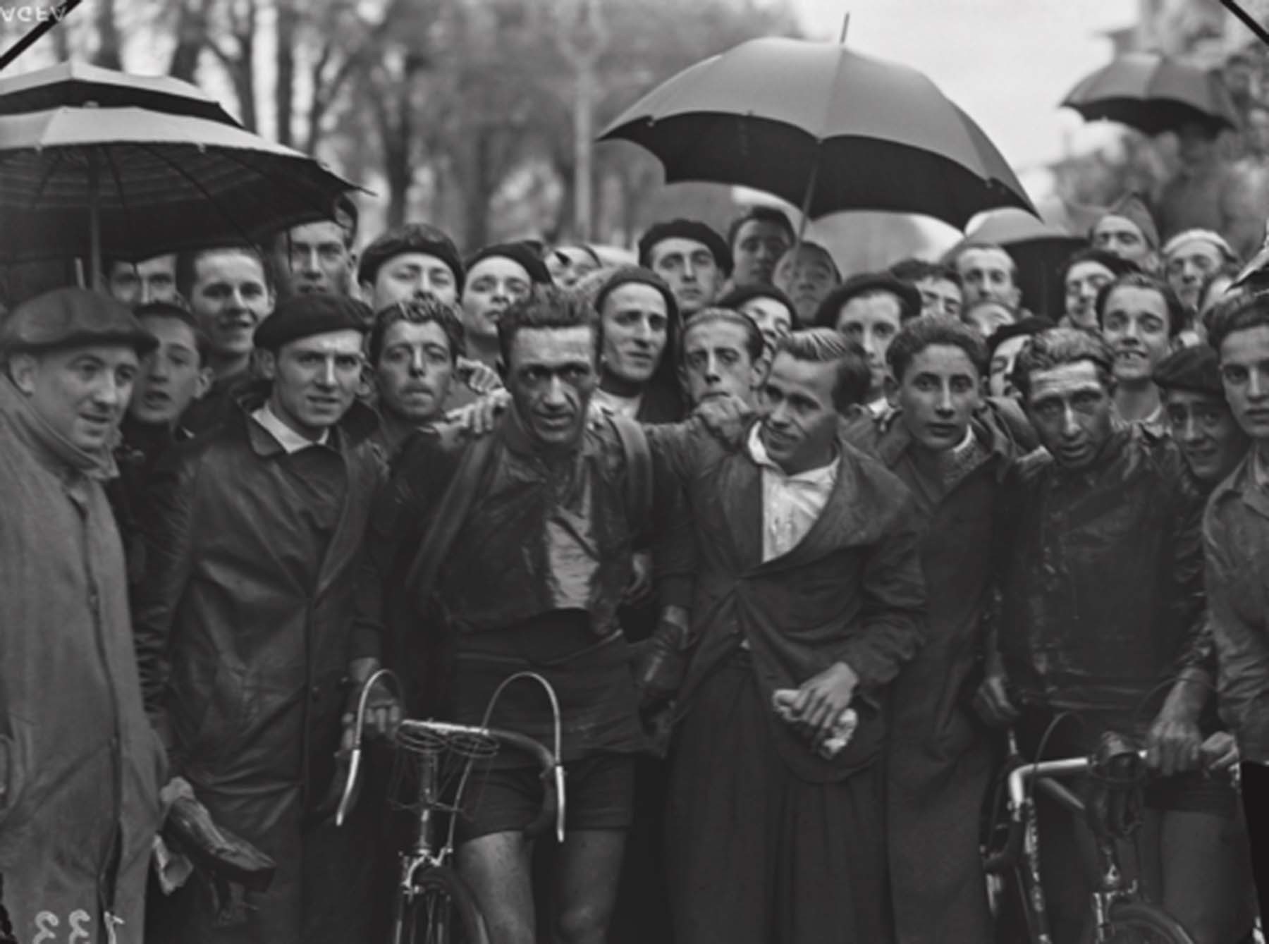 Foto 12. 19 de abril de 1936. Ciclistas recibidos en la meta del IX Circuito de Pamplona. A la izquierda Antonio Escuriet. (Foto Gerardo Zaragüeta, Museo de Navarra)